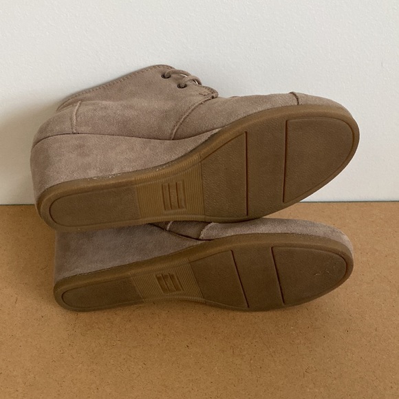 Toms Tan Wedges. Size 8 - Picture 10 of 10